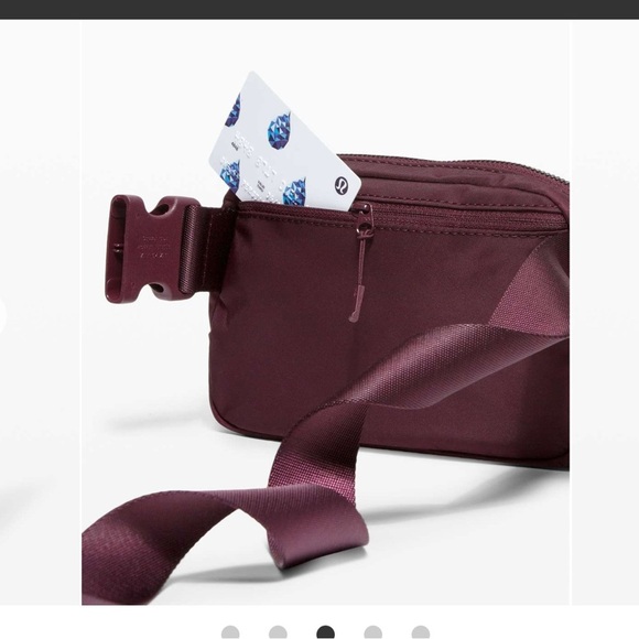 Lululemon Everywhere Belt Bag *1L
Cassis - Picture 4 of 10